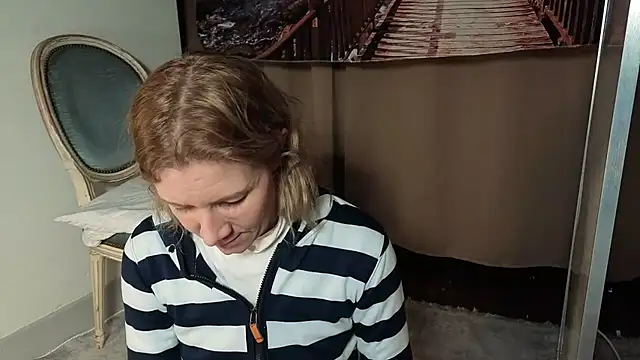 Snapshot of Lola_Belgium chatting on 04-27-26, 04:27 Lola Belgium online show from 04-27-26, 04:27