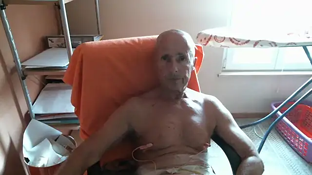 Snapshot of olibrius71 chatting on 07-11-26, 06:08 olibrius71 online show from 07-11-26, 06:08