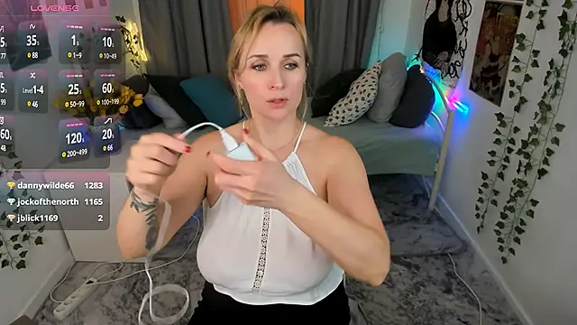 Snapshot of Karinella_x chatting on 03-10-25, 03:56 Karinella x online show from 03-10-25, 03:56