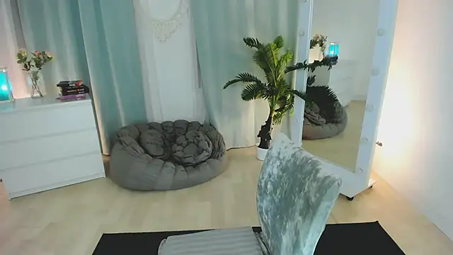 Snapshot of Karinella_x chatting on 05-31-26, 12:00 Karinella x online show from 05-31-26, 12:00