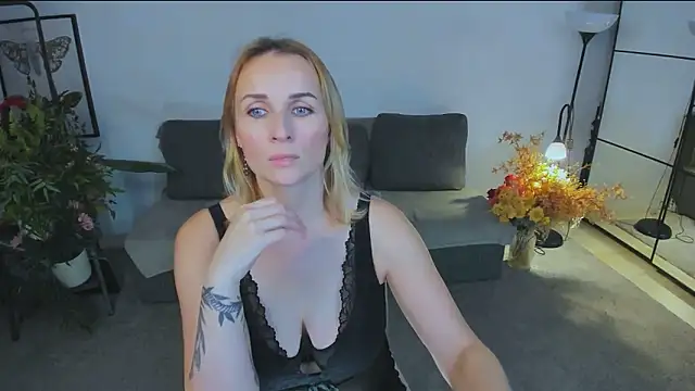 Snapshot of Karinella_x chatting on 11-06-25, 09:19 Karinella x online show from 11-06-25, 09:19