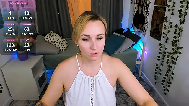 Snapshot of Karinella_x chatting on 03-21-25, 09:12 Karinella x online show from 03-21-25, 09:12