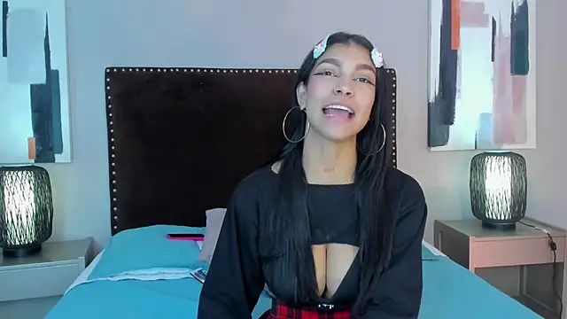 LauraAristizabal online show from 03-04-25, 04:20