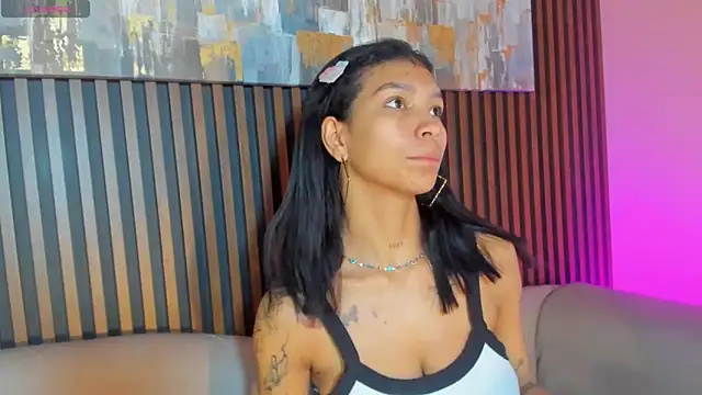 LauraAristizabal online show from 12-14-25, 12:55