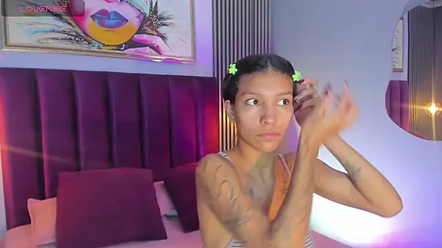 LauraAristizabal online show from 10-28-25, 12:59