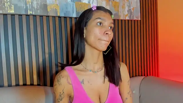 LauraAristizabal online show from 12-17-25, 12:43