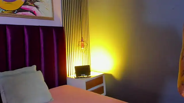 LauraAristizabal online show from 04-11-26, 12:07