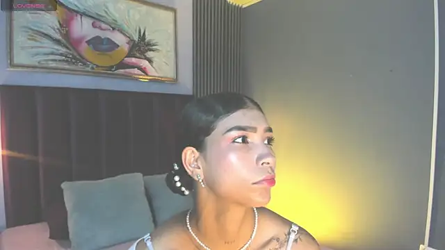 Snapshot of LauraAristizabal chatting on 04-28-26, 12:42 LauraAristizabal online show from 04-28-26, 12:42