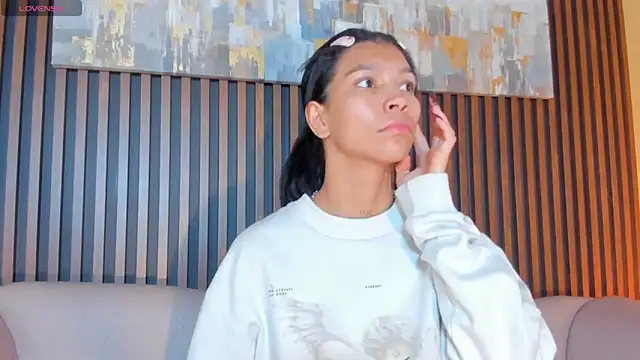 LauraAristizabal online show from 11-15-25, 12:31