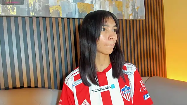 LauraAristizabal online show from 12-16-25, 12:42