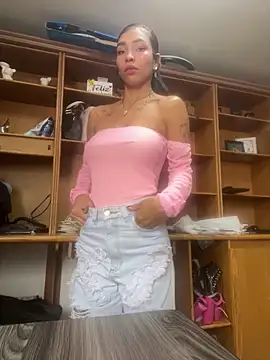 Snapshot of LauraAristizabal chatting on 04-23-26, 12:29 LauraAristizabal online show from 04-23-26, 12:29
