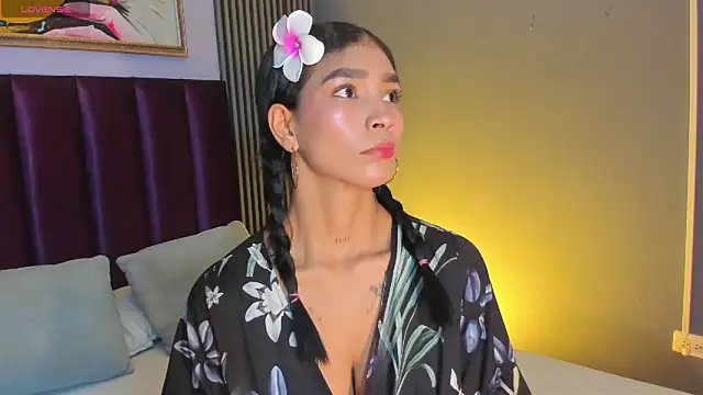 Snapshot of LauraAristizabal chatting on 05-24-26, 12:05 LauraAristizabal online show from 05-24-26, 12:05