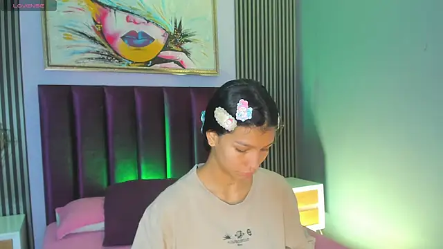 LauraAristizabal online show from 10-24-25, 12:37