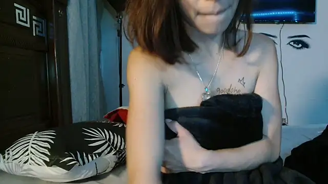 Snapshot of MINI_Petite chatting on 07-24-26, 06:09 MINI Petite online show from 07-24-26, 06:09