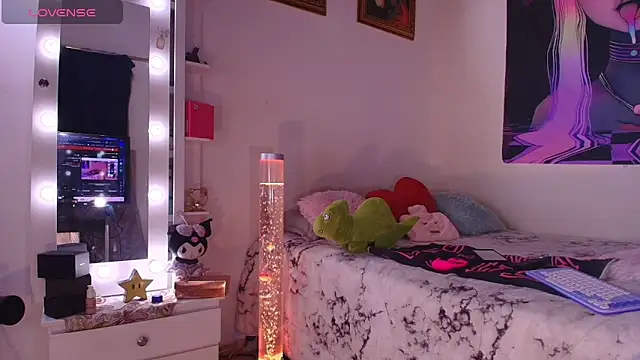 Snapshot of miaa-lee chatting on 05-19-26, 01:32 miaa-lee online show from 05-19-26, 01:32