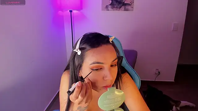 Snapshot of Miss_Nicole chatting on 05-19-26, 01:10 Miss Nicole online show from 05-19-26, 01:10