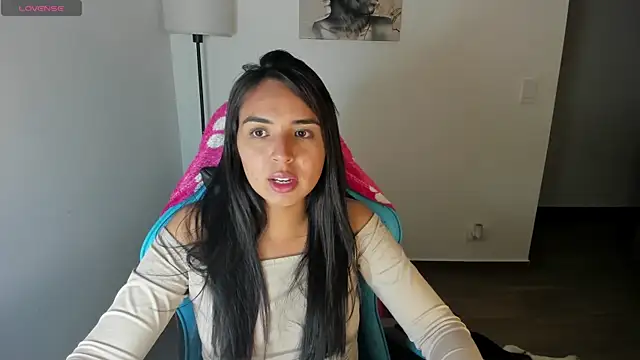 Snapshot of Miss_Nicole chatting on 05-27-26, 01:04 Miss Nicole online show from 05-27-26, 01:04