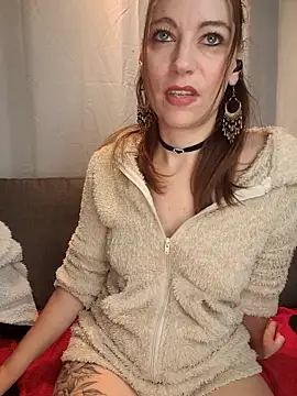 Snapshot of XLisaxx chatting on 09-22-25, 03:45 XLisaxx online show from 09-22-25, 03:45