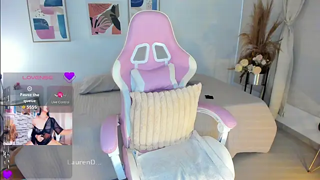 Snapshot of Misslaurenn chatting on 04-28-26, 09:30 Misslaurenn online show from 04-28-26, 09:30