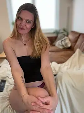 Snapshot of Suesse_Schnitte chatting on 03-20-25, 12:22 Suesse Schnitte online show from 03-20-25, 12:22