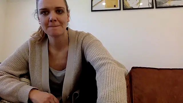 Snapshot of Suesse_Schnitte chatting on 02-14-25, 08:52 Suesse Schnitte online show from 02-14-25, 08:52