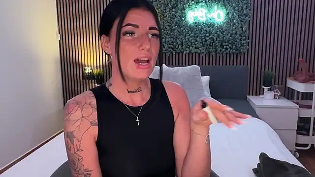 LizaRoxx online show from 11-18-25, 08:23