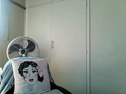 Snapshot of Charlie-Crawford chatting on 05-11-26, 02:45 Charlie-Crawford online show from 05-11-26, 02:45