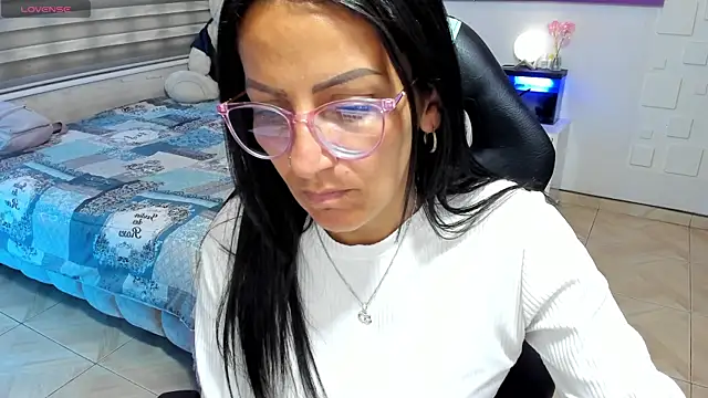 Snapshot of alma_blue chatting on 05-21-26, 08:28 alma blue online show from 05-21-26, 08:28