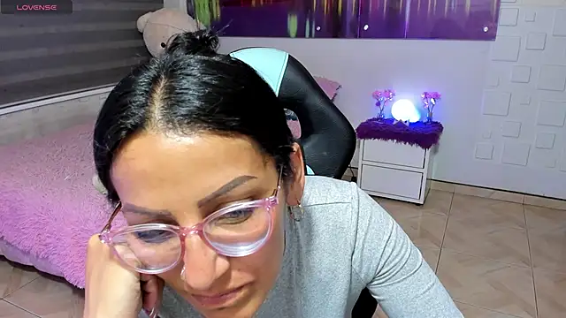 Snapshot of alma_blue chatting on 05-28-26, 11:32 alma blue online show from 05-28-26, 11:32