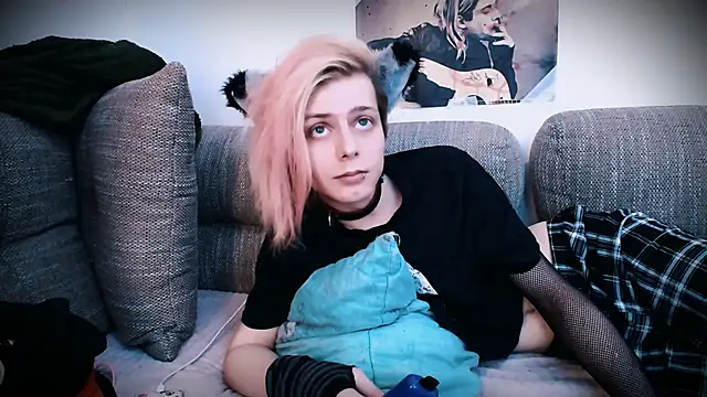 Littlepinkcat online show from 10-27-25, 02:51