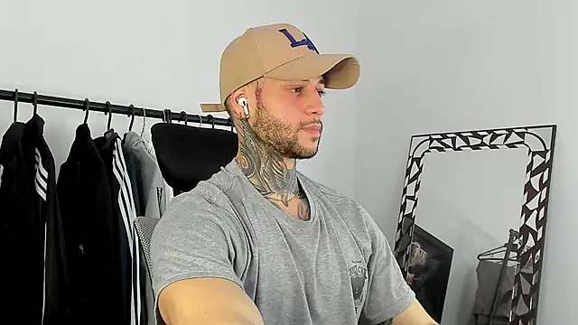  jamesleandros1 online show from 12-14-25, 07:52