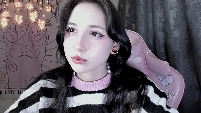 Snapshot of Holy420lolii chatting on 10-11-25, 07:15 Holy420lolii online show from 10-11-25, 07:15