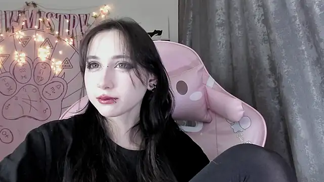 Snapshot of Holy420lolii chatting on 10-21-25, 07:35 Holy420lolii online show from 10-21-25, 07:35
