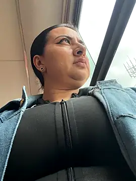 Abril Luv online show from 11-28-25, 03:23