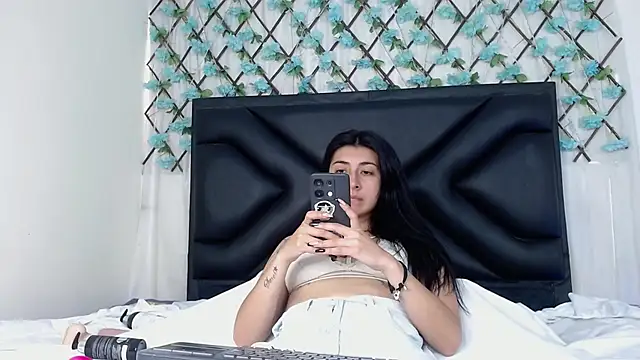 Snapshot of EmmaWilliamss chatting on 09-28-25, 02:13 EmmaWilliamss online show from 09-28-25, 02:13