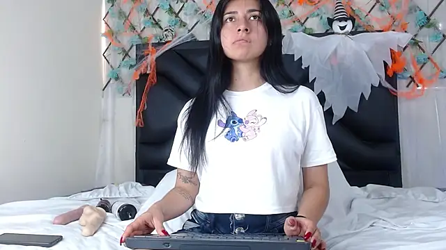 Snapshot of EmmaWilliamss chatting on 10-22-25, 03:22 EmmaWilliamss online show from 10-22-25, 03:22