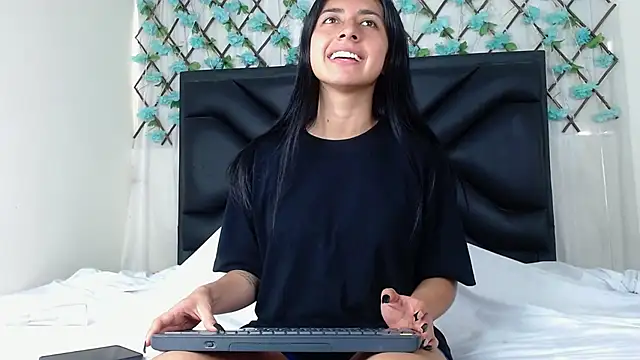 Snapshot of EmmaWilliamss chatting on 10-08-25, 03:35 EmmaWilliamss online show from 10-08-25, 03:35