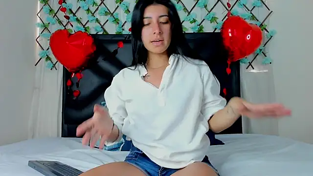 Snapshot of EmmaWilliamss chatting on 02-14-25, 03:58 EmmaWilliamss online show from 02-14-25, 03:58