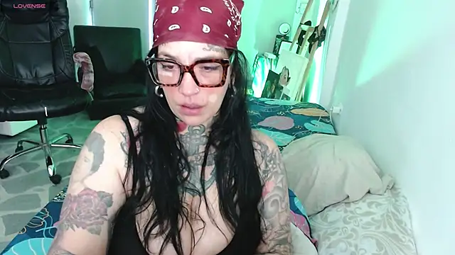 Snapshot of VampGirl1 chatting on 04-11-26, 10:02 VampGirl1 online show from 04-11-26, 10:02