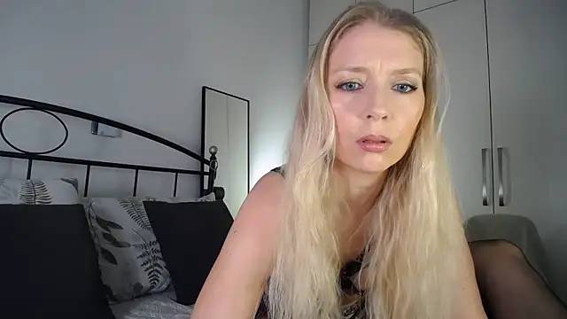 Snapshot of Miki87 chatting on 06-08-26, 08:42 Miki87 online show from 06-08-26, 08:42