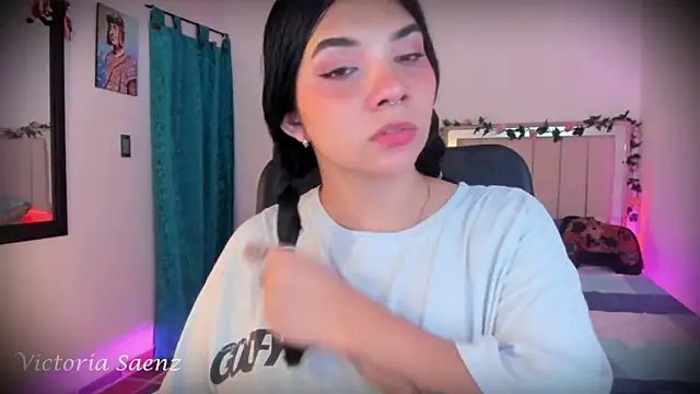 victoriaasaenz  online show from 12-17-25, 12:37