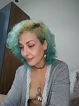 Snapshot of MariLouM chatting on 05-14-26, 06:27 MariLouM online show from 05-14-26, 06:27