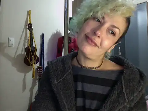Snapshot of MariLouM chatting on 06-25-26, 08:58 MariLouM online show from 06-25-26, 08:58