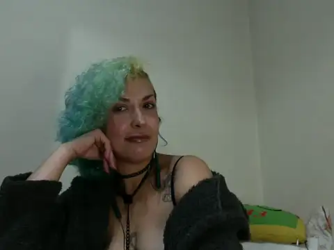 Snapshot of MariLouM chatting on 05-17-26, 06:30 MariLouM online show from 05-17-26, 06:30