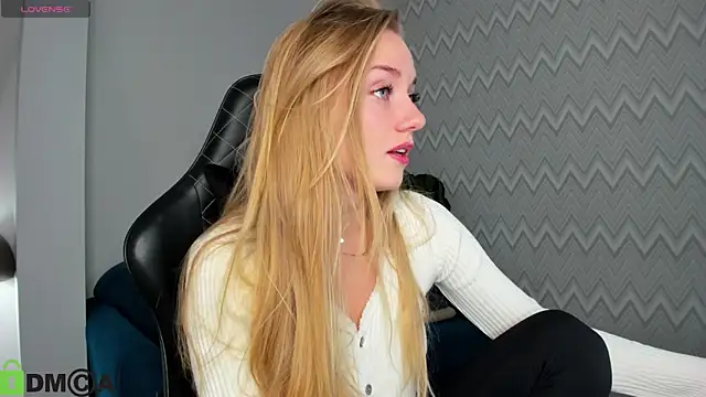 Snapshot of Barbie_Lis chatting on 10-20-25, 12:45 Barbie Lis online show from 10-20-25, 12:45