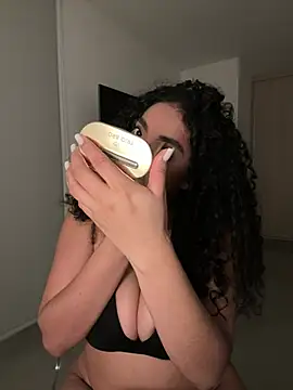 Snapshot of Mariecurl chatting on 02-01-26, 09:13 Mariecurl online show from 02-01-26, 09:13