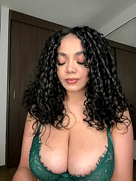 Snapshot of Mariecurl chatting on 10-30-25, 04:33 Mariecurl online show from 10-30-25, 04:33