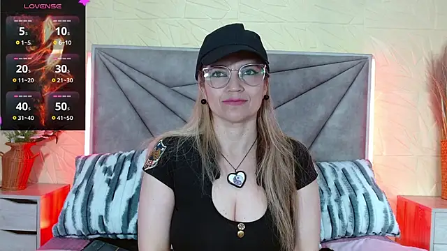 Snapshot of Esmeralda_oikos chatting on 05-29-26, 03:01 Esmeralda oikos online show from 05-29-26, 03:01