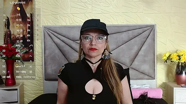 Esmeralda oikos online show from 10-30-25, 04:22
