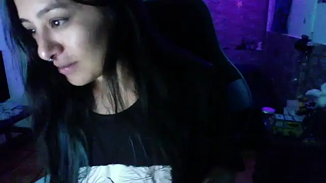 Snapshot of AngelaQueen_ chatting on 10-15-25, 06:05 AngelaQueen online show from 10-15-25, 06:05
